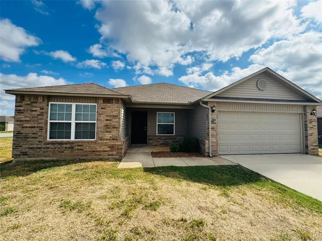 Photo 2 — 1890 Bartlett Drive, Newcastle, OK 73065