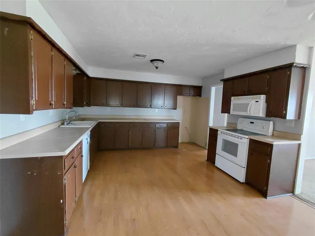 Photo 5 — 320 McKinley Avenue, Calumet, OK 73014