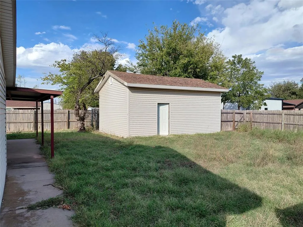 Photo 12 — 320 McKinley Avenue, Calumet, OK 73014