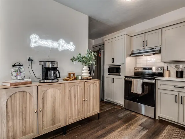 Photo 7 — 1301 E Brooks Street, Norman, OK 73071