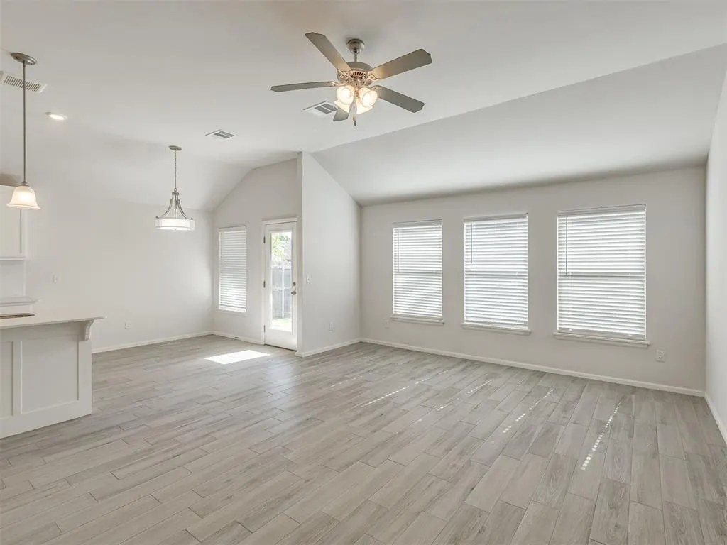 Photo 14 — 240 Evermore Lane, Yukon, OK 73099