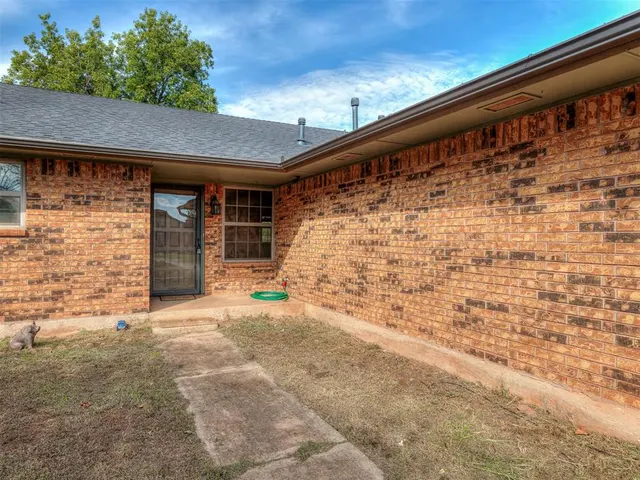 Photo 4 — 409 NE 9th Street, Blanchard, OK 73010