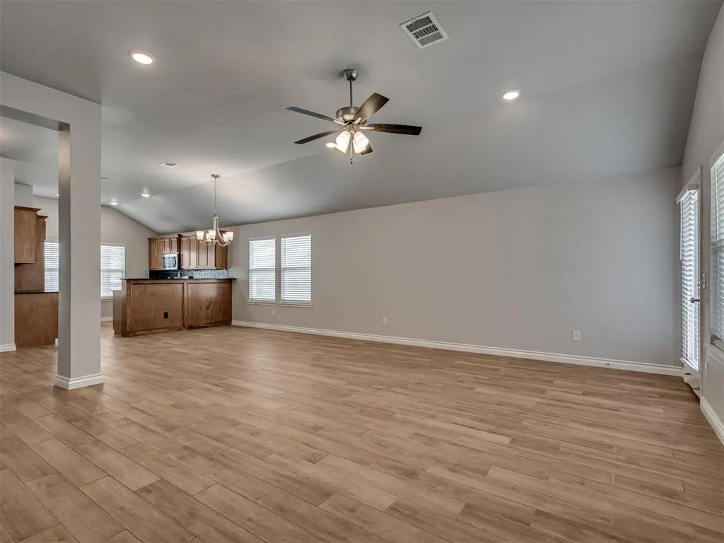 Photo 16 — 405 Vista Drive, Yukon, OK 73099