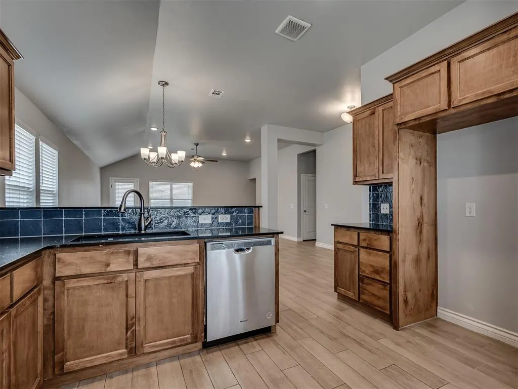 Photo 22 — 405 Vista Drive, Yukon, OK 73099
