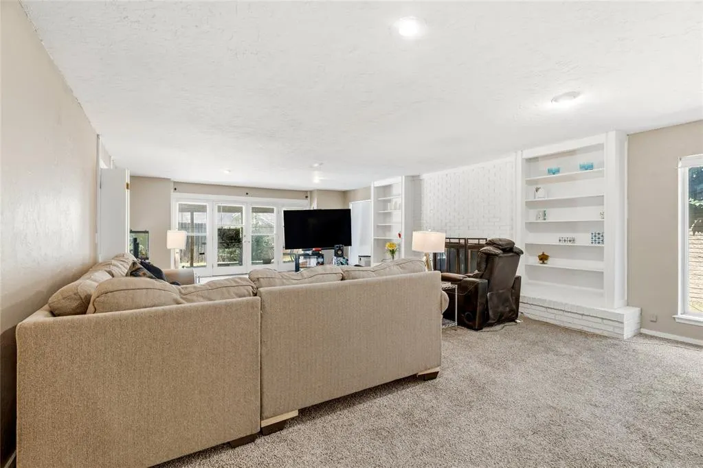 Photo 2 — 8900 Lansbrook Lane, Oklahoma City, OK 73132