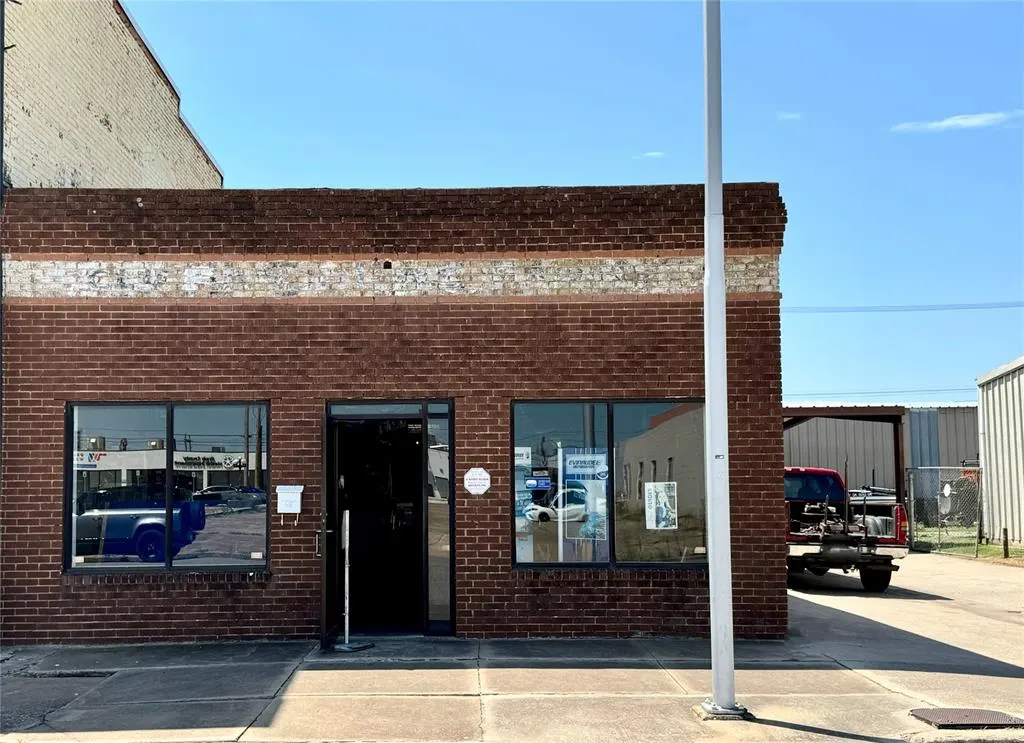 Front exterior — 215 Kansas Avenue, Chickasha, OK 73018