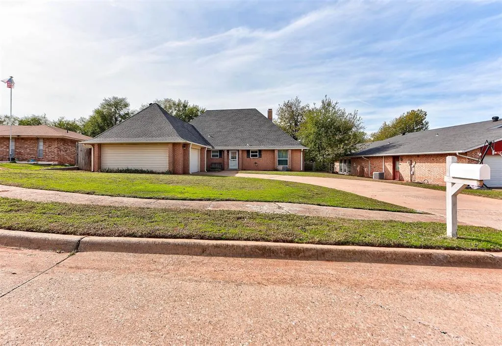 Front exterior — 2014 E Canadian Court Terrace, Mustang, OK 73064