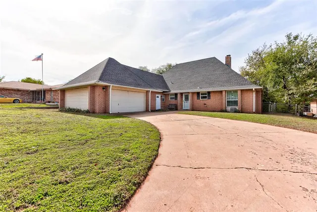 Photo 2 — 2014 E Canadian Court Terrace, Mustang, OK 73064
