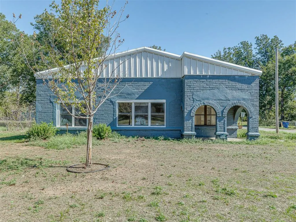 Front exterior — 1827 S 20th Street, Chickasha, OK 73018