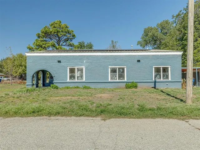 Photo 3 — 1827 S 20th Street, Chickasha, OK 73018