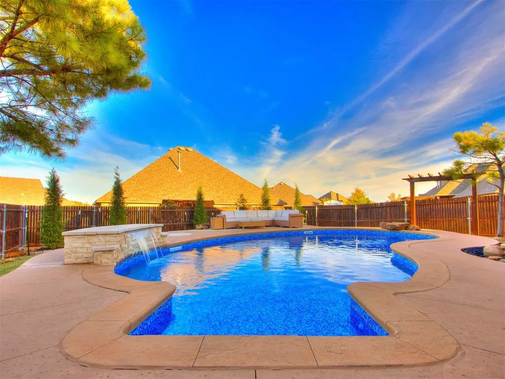 Front exterior — 18840 Rolling Hill Way, Edmond, OK 73012
