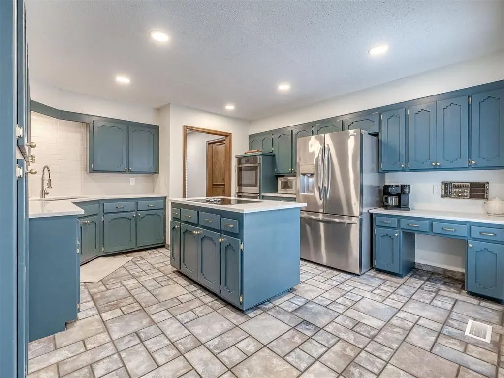 Photo 13 — 12016 Robinwood Place, Oklahoma City, OK 73120