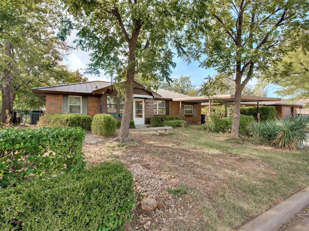 Front exterior — 209 S Bristow Ave, Moore, OK 73160
