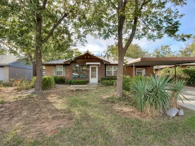 Photo 2 — 209 S Bristow Ave, Moore, OK 73160