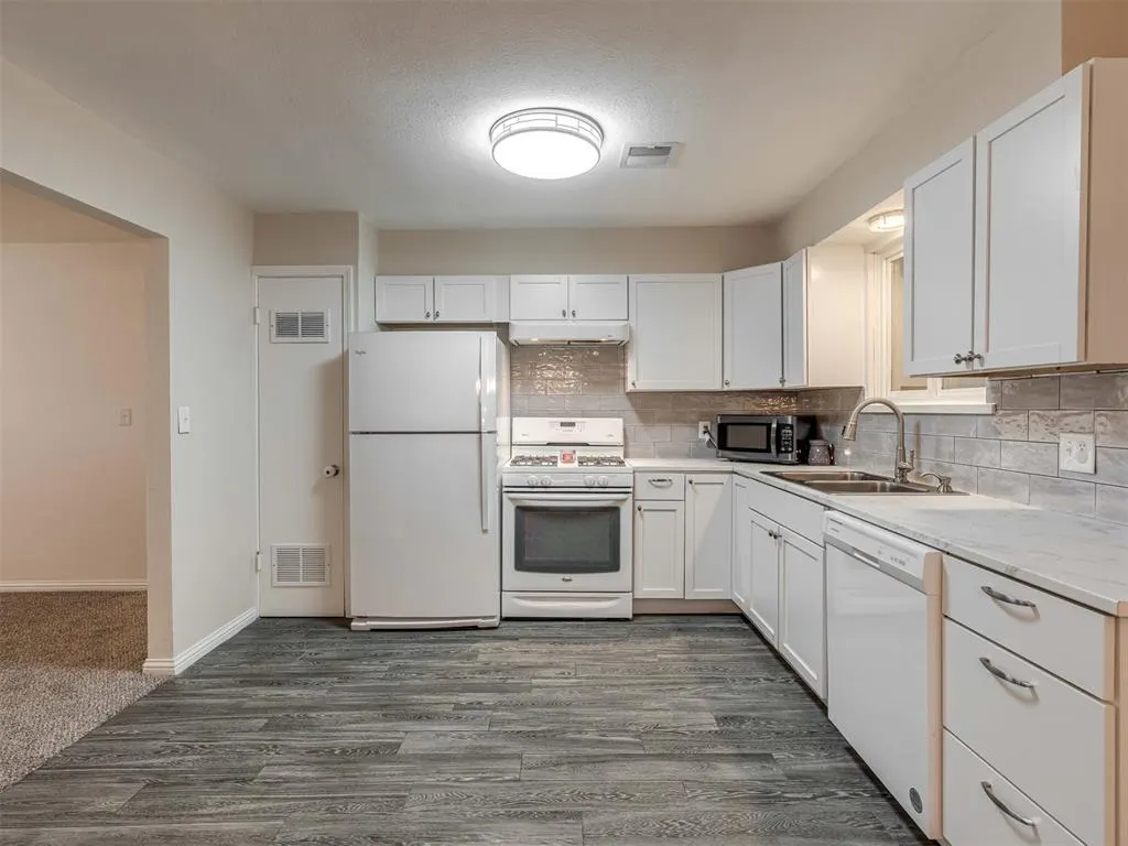 Photo 11 — 209 S Bristow Ave, Moore, OK 73160