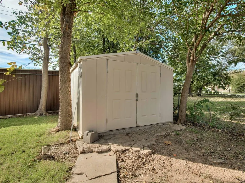 Photo 39 — 209 S Bristow Ave, Moore, OK 73160
