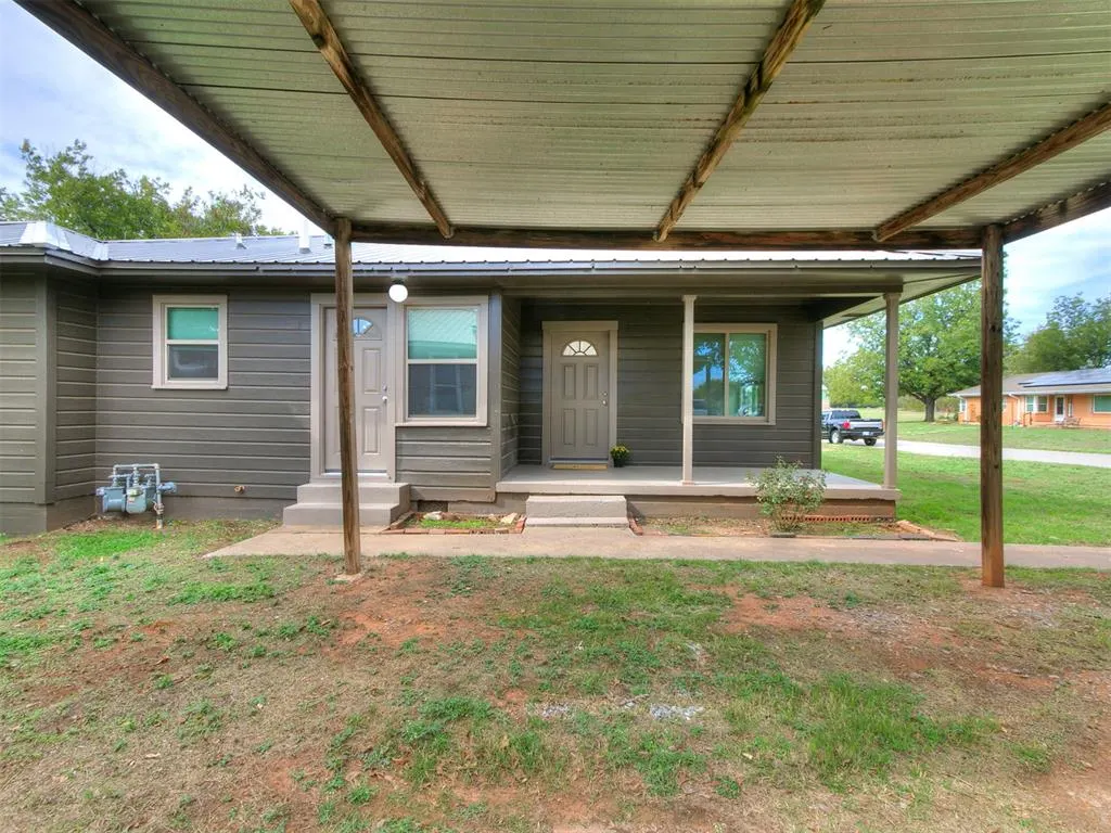 Front exterior — 715 W Wisconsin Avenue, Chickasha, OK 73018