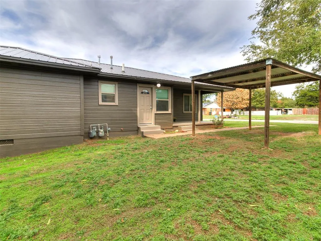 Photo 3 — 715 W Wisconsin Avenue, Chickasha, OK 73018
