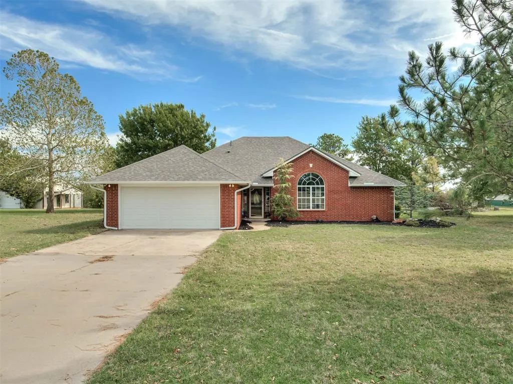 Front exterior — 1085 Pioneer Road, Tuttle, OK 73089