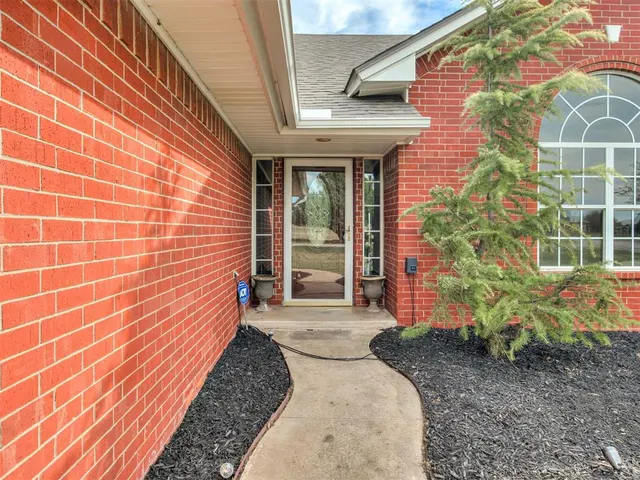 Photo 2 — 1085 Pioneer Road, Tuttle, OK 73089