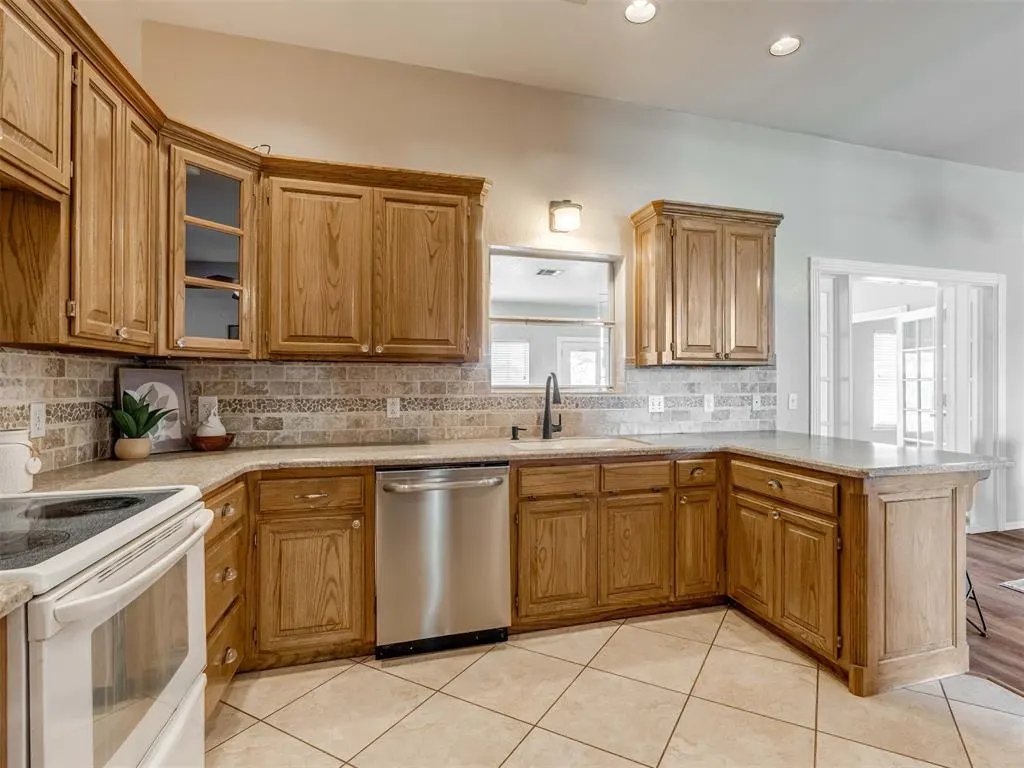 Photo 10 — 1085 Pioneer Road, Tuttle, OK 73089