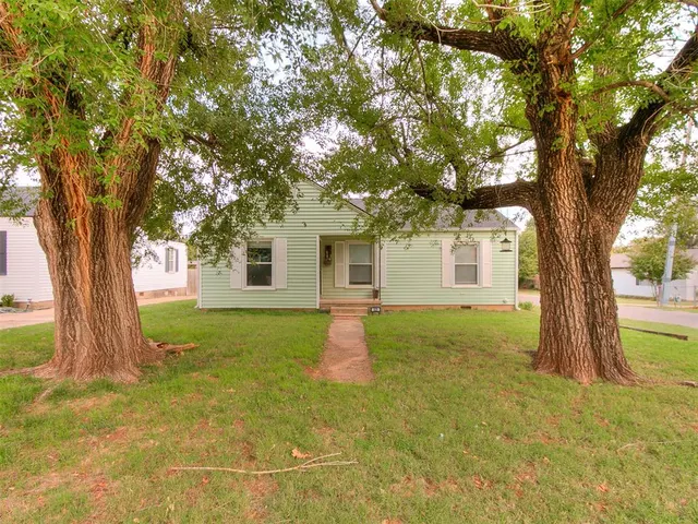 Photo 2 — 425 S 9th Street, Yukon, OK 73099