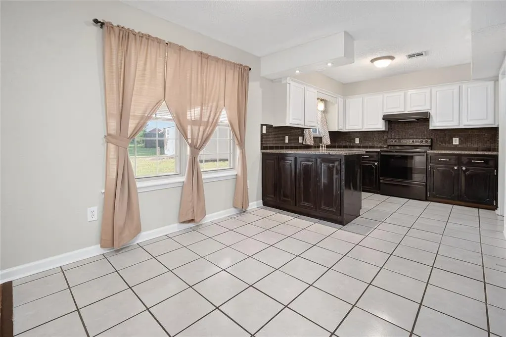 Photo 9 — 20390 Crooked Oak Drive, Harrah, OK 73045