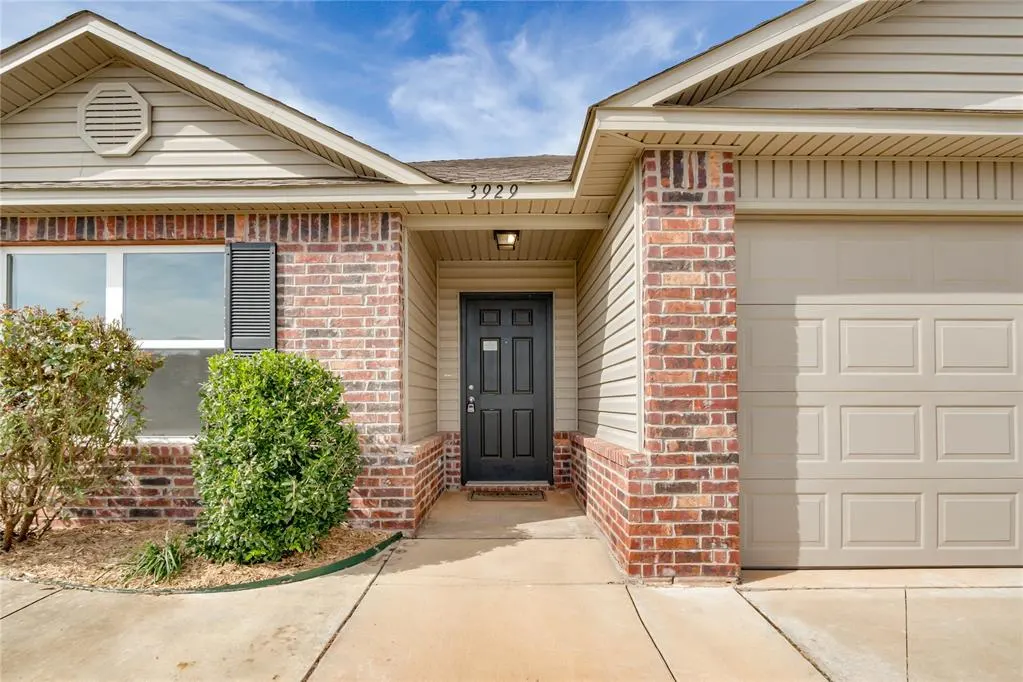 Photo 3 — 3929 Siena Ridge Boulevard, Oklahoma City, OK 73179