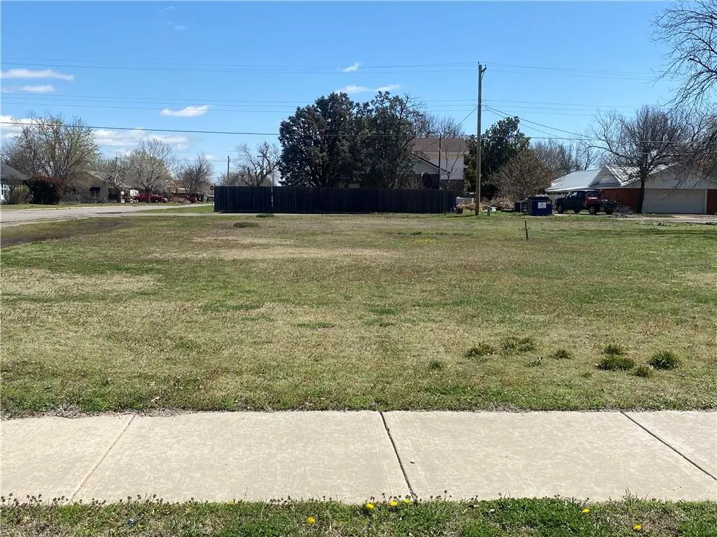 Front exterior — 104 S Broadway, Hobart, OK 73651