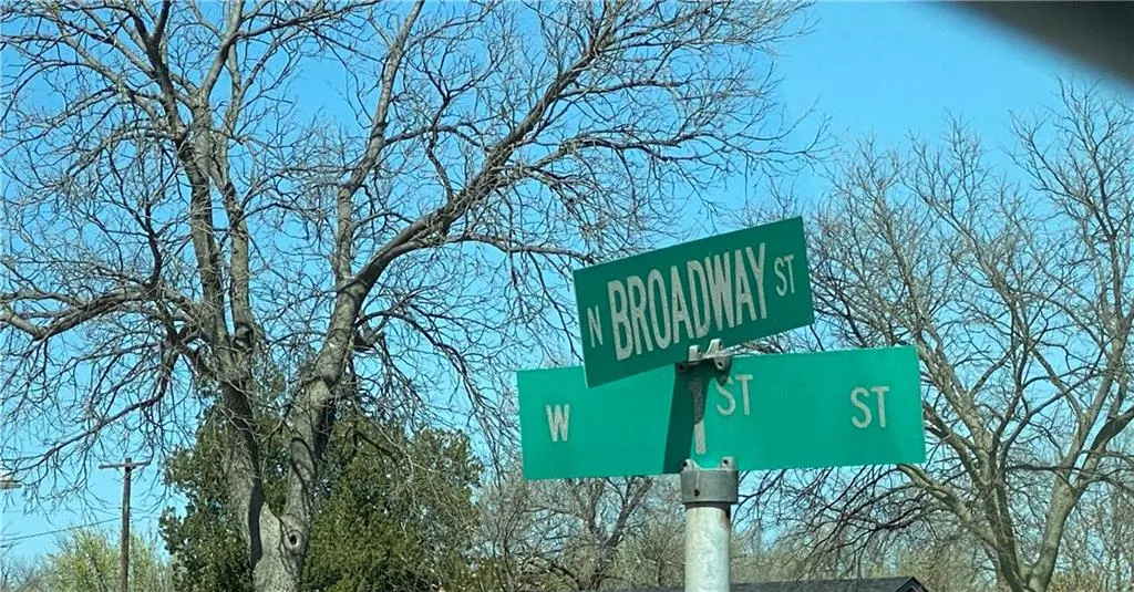 Photo 5 — 104 S Broadway, Hobart, OK 73651