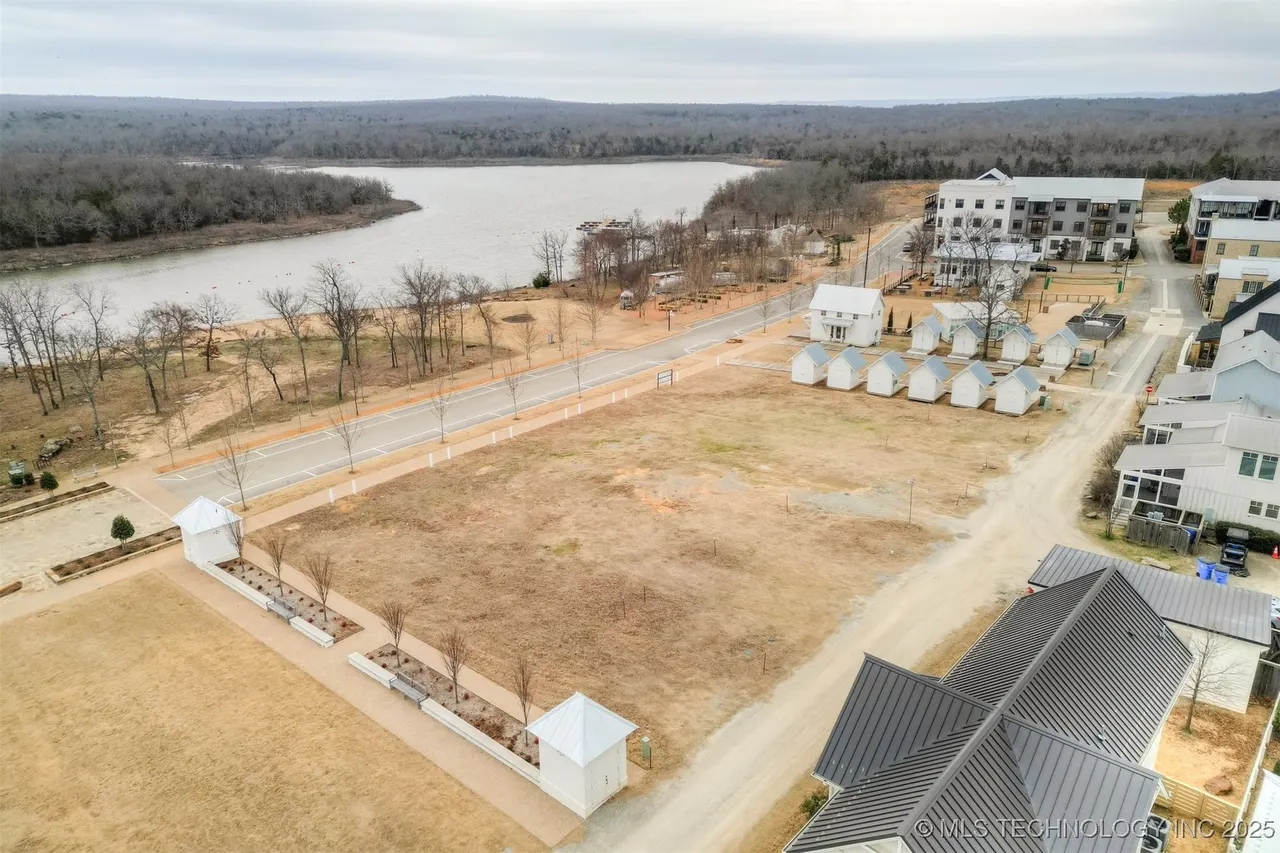 Photo 2 — 35 Water Street, Carlton Landing, OK 74432