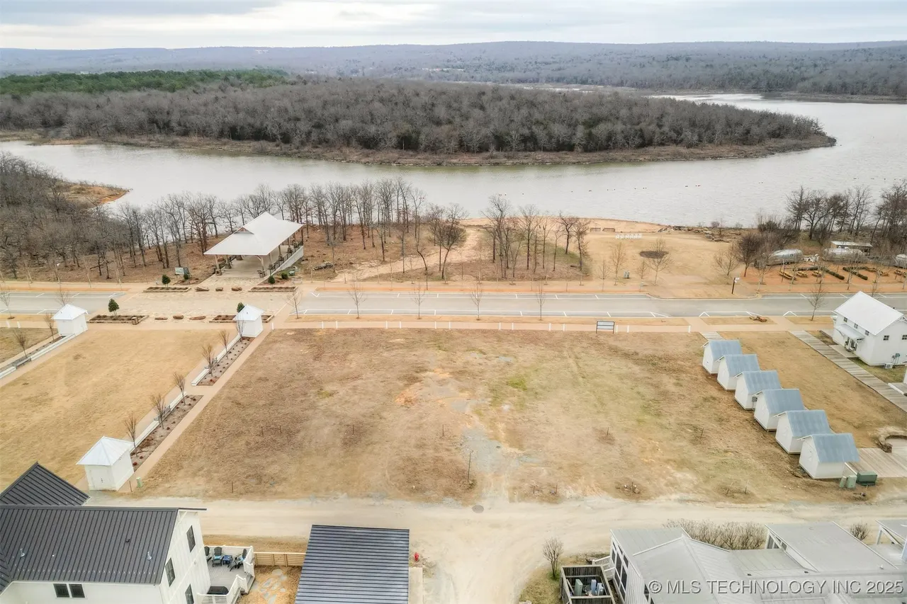 Photo 4 — 35 Water Street, Carlton Landing, OK 74432