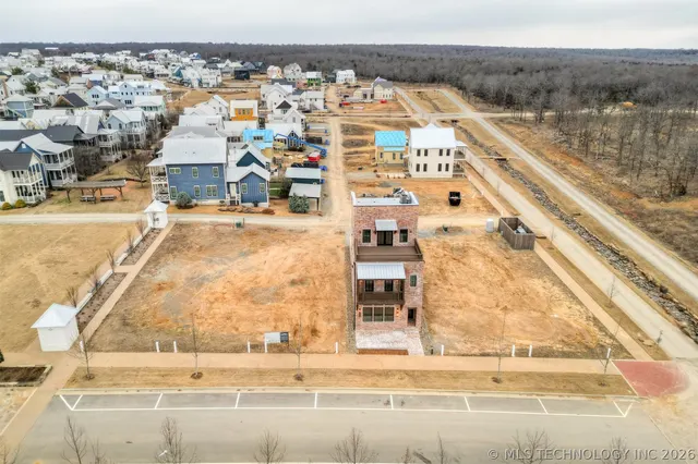 Photo 2 — 61 Water Street, Carlton Landing, OK 74432