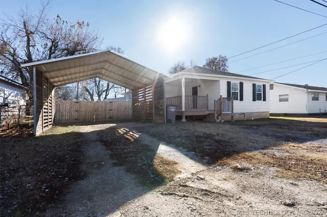 Photo 4 — 525 W Clay Street, Chouteau, OK 74337