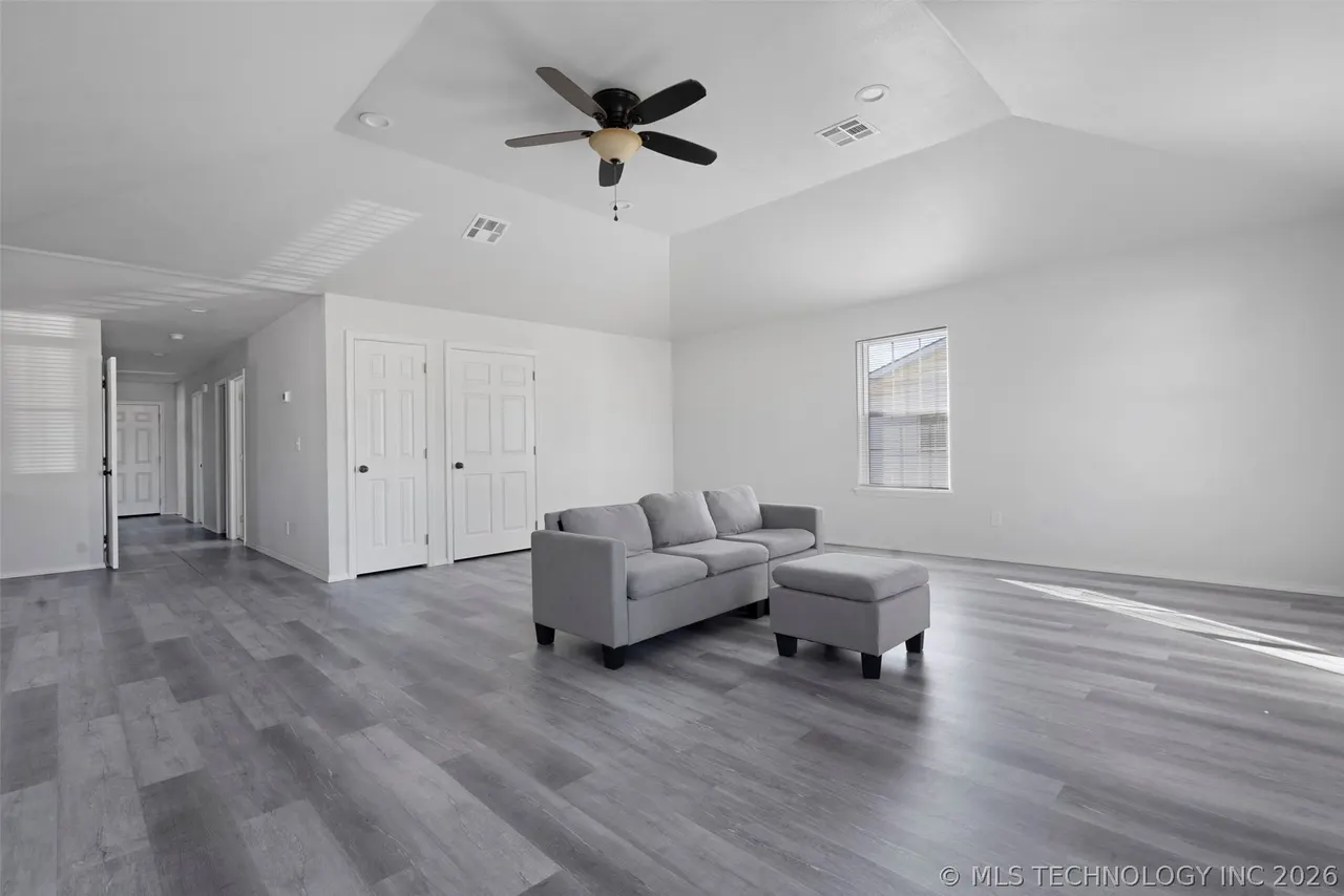 Photo 6 — 525 W Clay Street, Chouteau, OK 74337