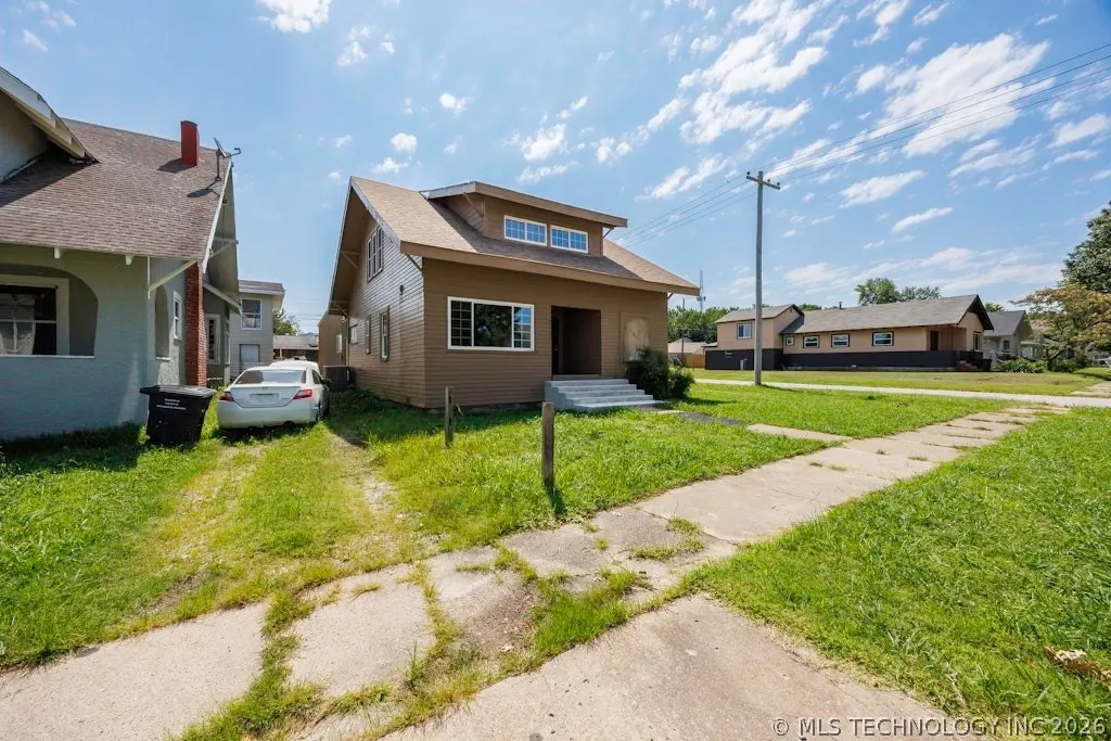 Front exterior — 218 S Creek Avenue, Bartlesville, OK 74003