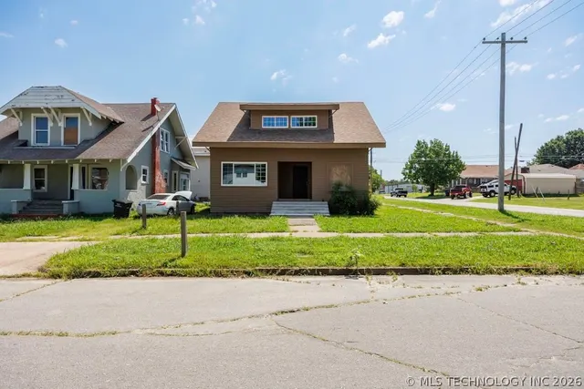 Photo 2 — 218 S Creek Avenue, Bartlesville, OK 74003