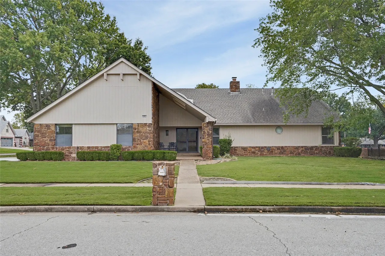 Front exterior — 8401 Fairway Place, Broken Arrow, OK 74011