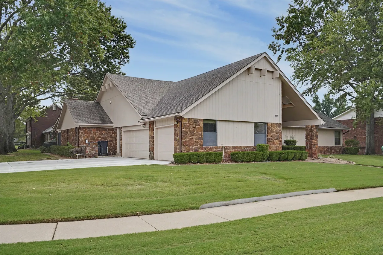 Photo 2 — 8401 Fairway Place, Broken Arrow, OK 74011