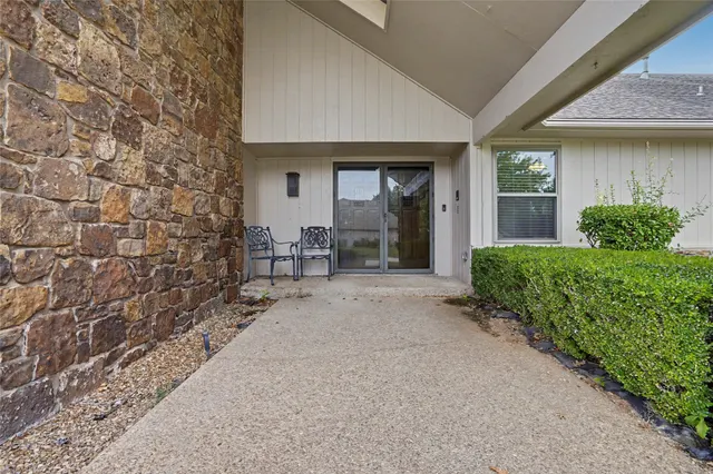 Photo 3 — 8401 Fairway Place, Broken Arrow, OK 74011