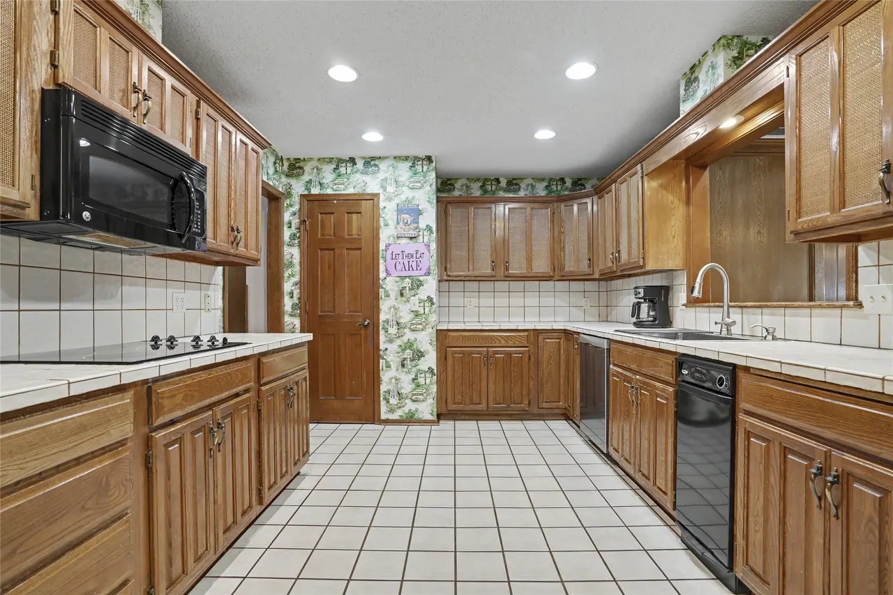 Photo 11 — 8401 Fairway Place, Broken Arrow, OK 74011