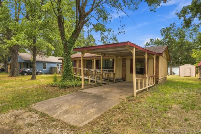 Photo 2 — 205 W Ragan Street, Henryetta, OK 74437