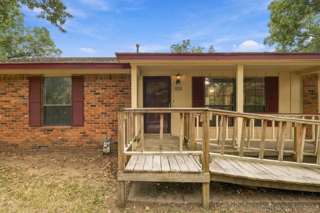 Photo 4 — 205 W Ragan Street, Henryetta, OK 74437