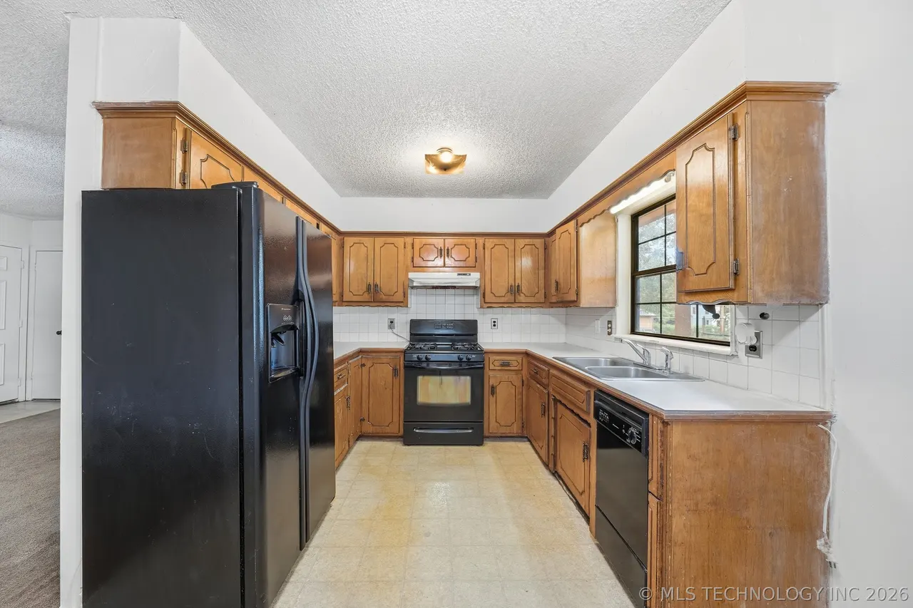 Photo 11 — 205 W Ragan Street, Henryetta, OK 74437