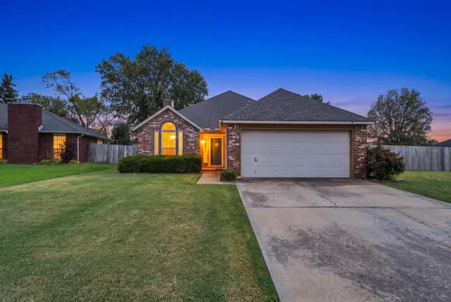 Photo 2 — 12504 E 82nd Place, Owasso, OK 74055
