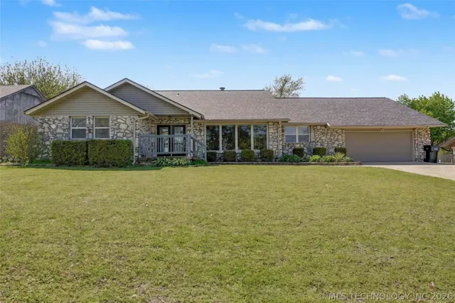 Photo 2 — 122 Lakeview Drive, Mannford, OK 74044