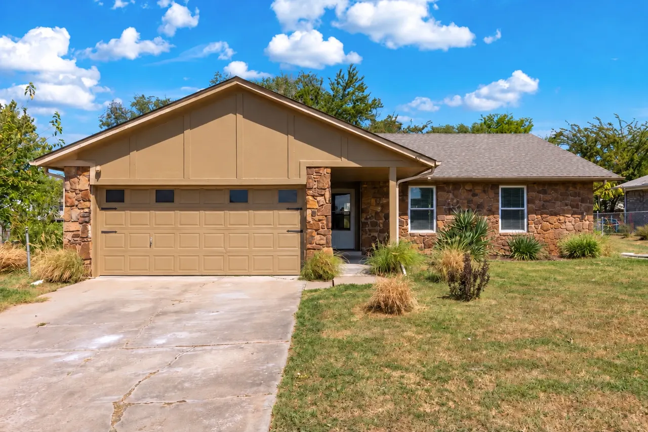 Front exterior — 716 W Fort Worth Street, Broken Arrow, OK 74012