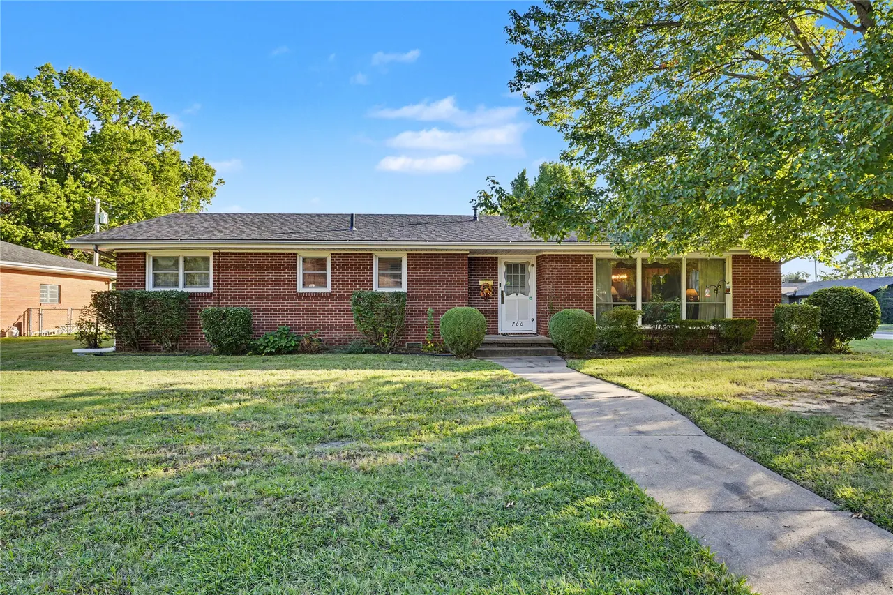 Front exterior — 700 SE 10th Street, Pryor, OK 74361