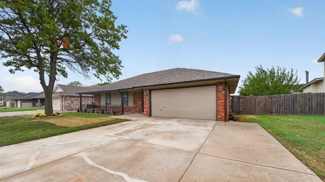 Photo 2 — 8232 N 127th Avenue E, Owasso, OK 74055