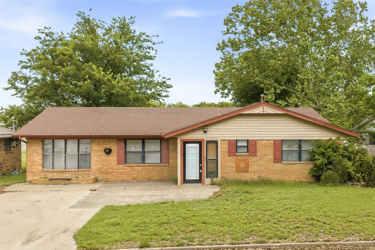 Front exterior — 710 White Rock, Marietta, OK 73448